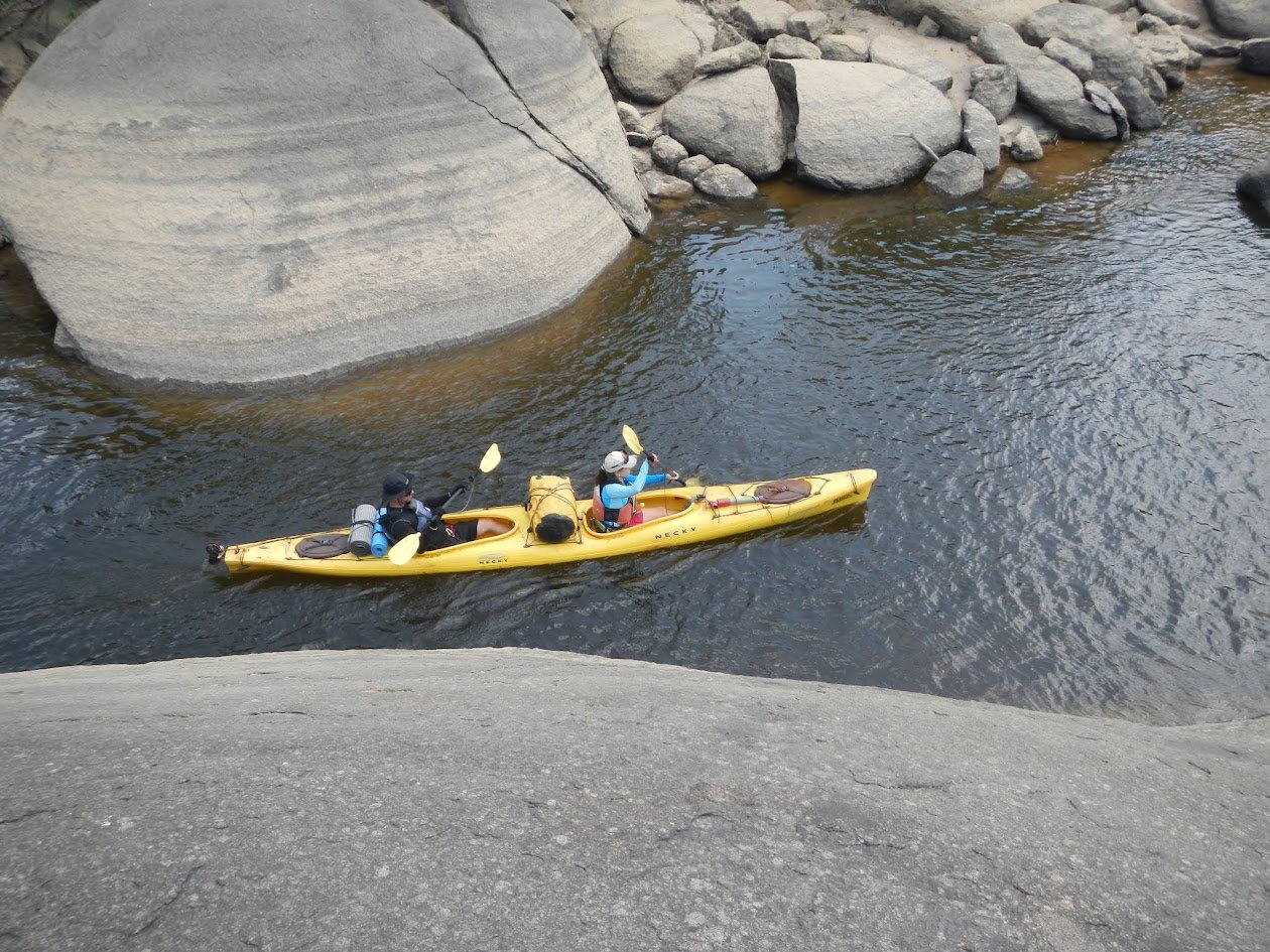 Kayak doble visto desde arriba entre las rocas de granito del río Caura