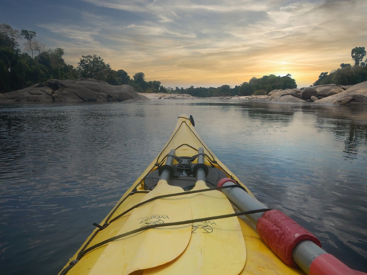 Proa de un kayak navegando por el río Caura, en Venezuela