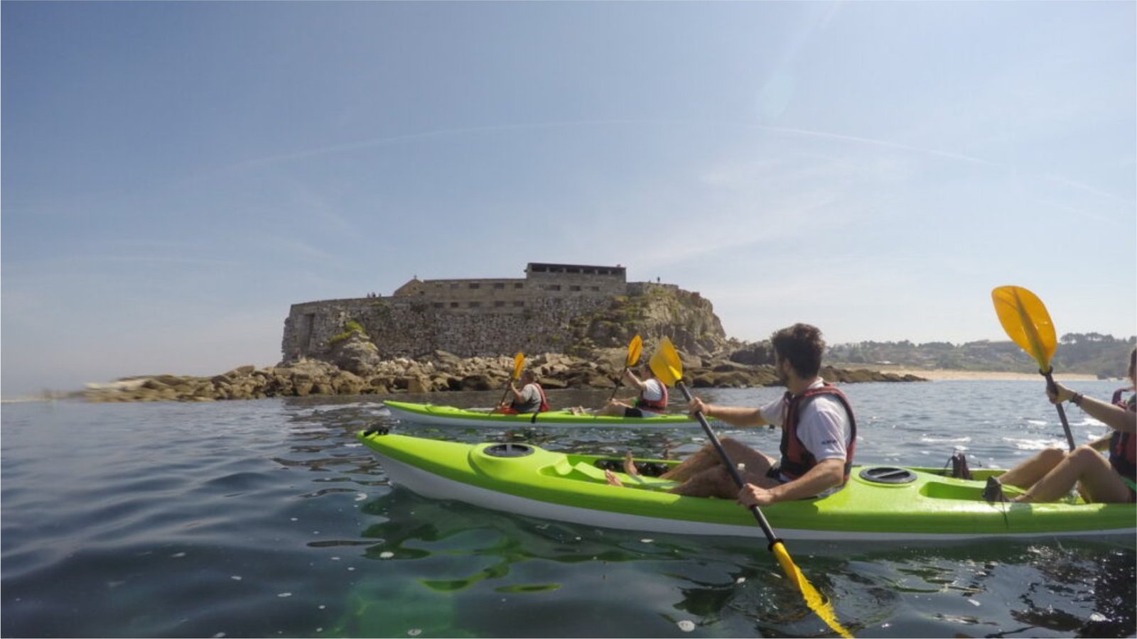 Kayakistas navegando por la ría de Arousa